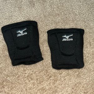 Mizuno black volleyball knee pads